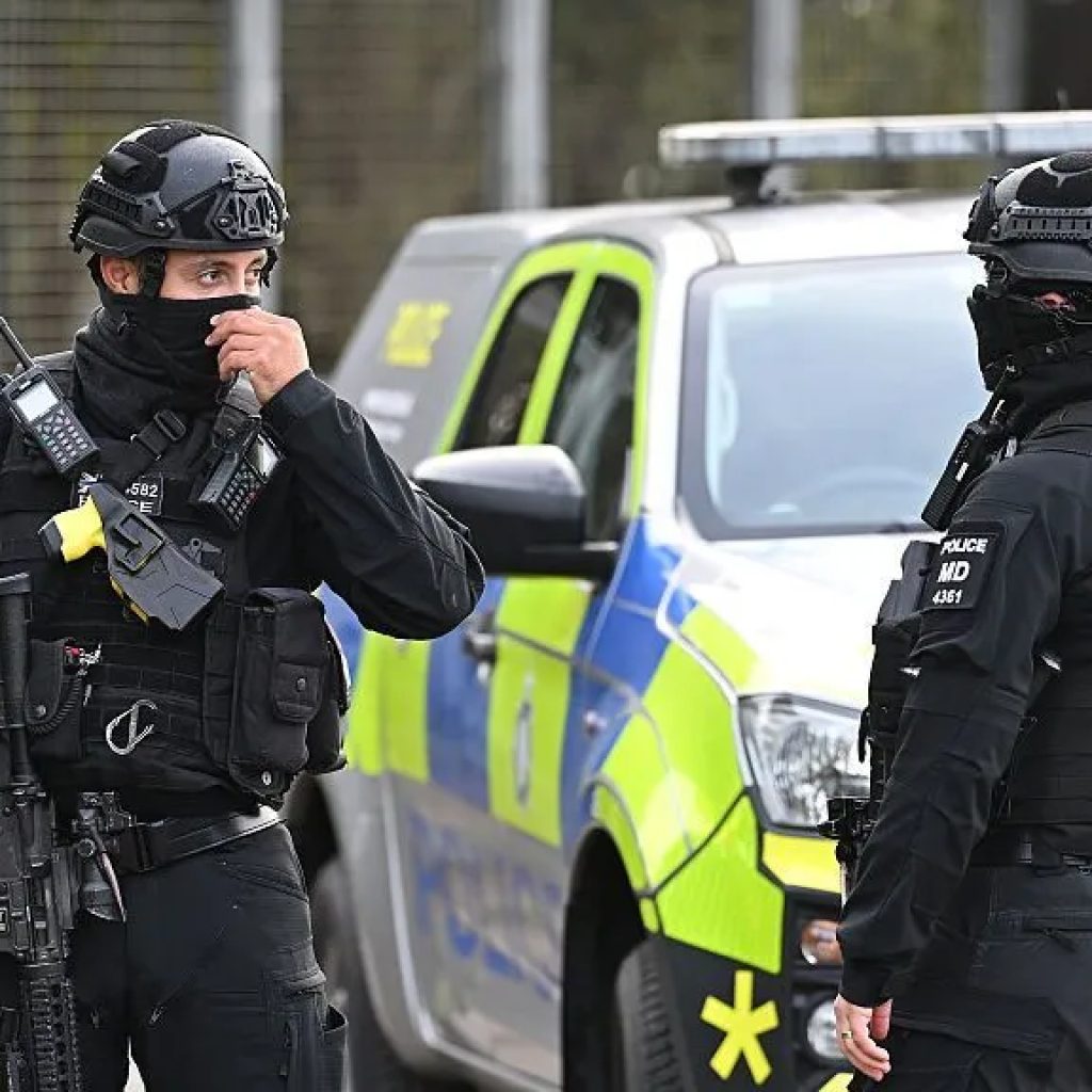 Homens presos em incidente na base militar de RAF Fairford são soltos sob fiança