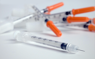 Costa Rica: Mulher faz reutilização de seringas e pega infecção; médico pede para trabalhador ir ao consultório particular