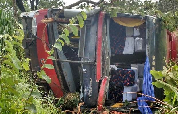 Ônibus sai da pista e tomba na BR-364, entre Mineiros e Jataí
