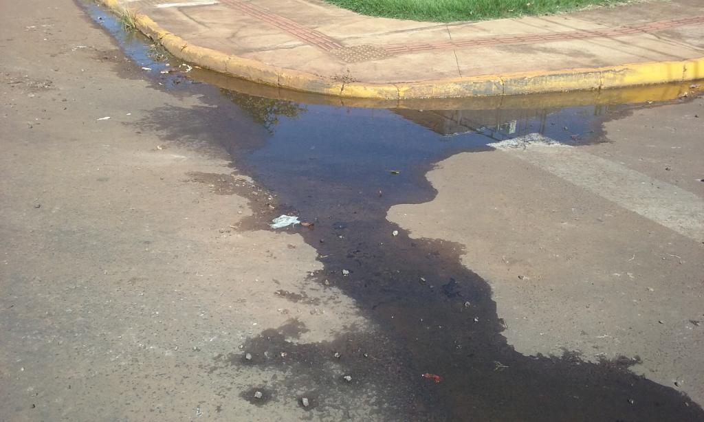 Costa Rica: Creche escoa água na rua e causa revolta de moradores