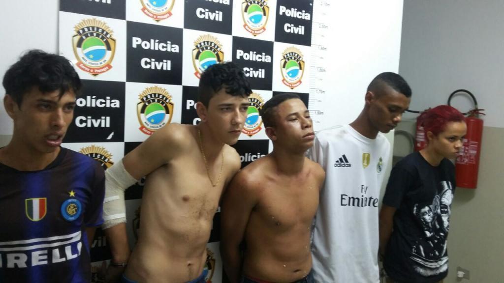 A foto consta os cinco presos ontem. A sexta prisão foi posterior a foto.