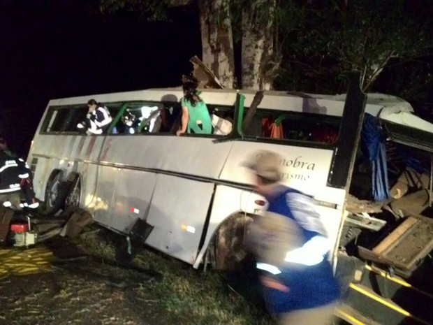 Durante tentativa de assalto, ônibus sofre acidente e deixa vários mortos