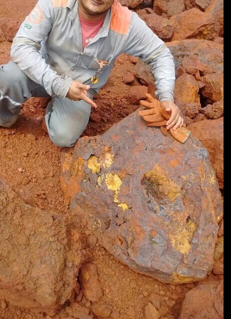 Trabalhador encontra pedra de ouro de 100 kg