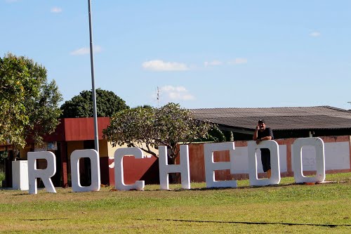 Mulher acorda com homem nu na sua cama