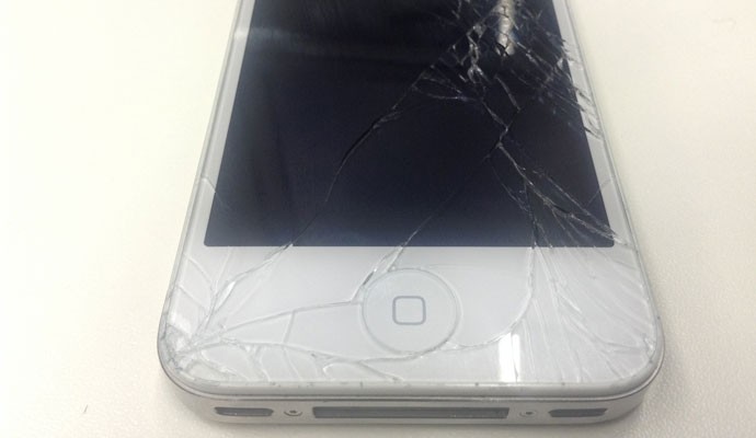 Ladrão: "Não quero esse celular velho"! E, bate na vítima