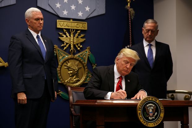 O presidente dos EUA, Donald Trump, assina decreto que suspende programa de admissão de refugiados