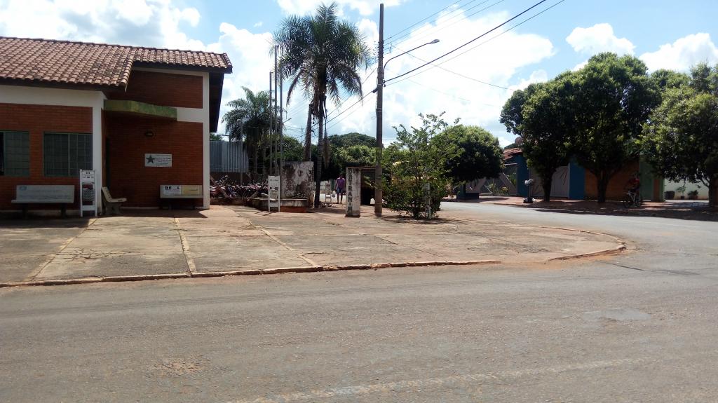 Carros e sucatas foram retirados de frente da Ciretran de Costa Rica