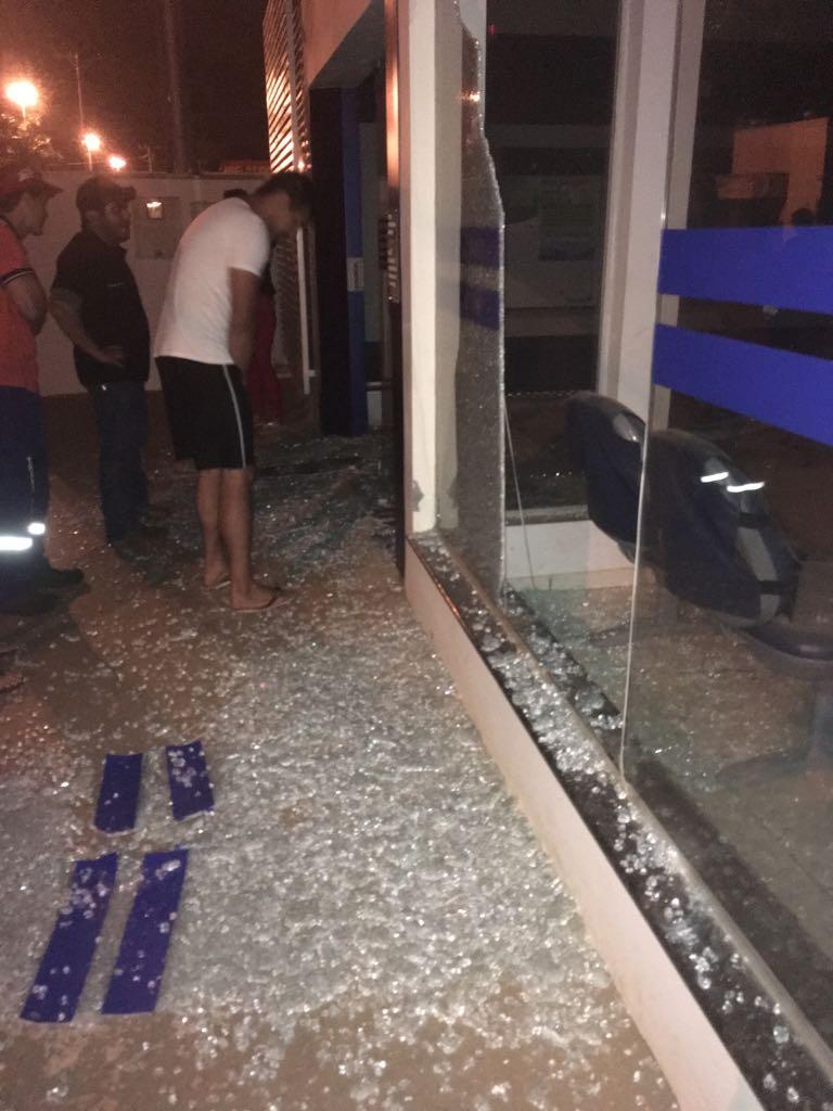 Madrugada: Bandidos fecham a cidade e encurralam a polícia para assaltar a agência da Caixa em Alto Taquari-MT.