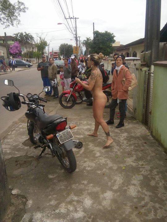 Mulher revoltada com defeito em veículo protesta totalmente nua