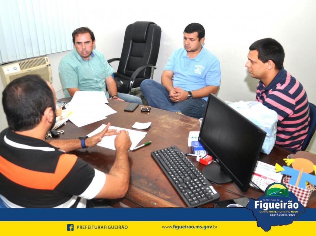 O prefeito Rogério e o vice Fernando reunidos com o secretário de saúde e o diretor do hospital municipal.
