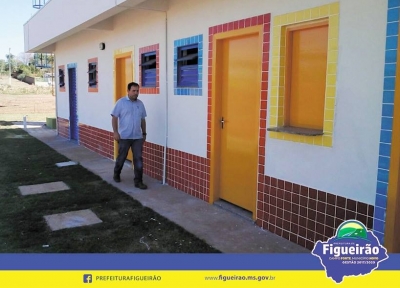 Prefeito visita obras da creche e fica satisfeito com o que viu
