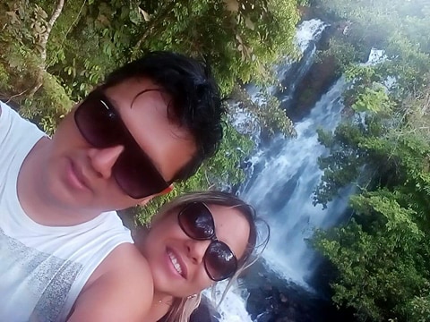 O casal de médicos Giovani e Daniela. Ela é nascida em Costa Rica.