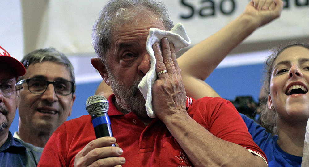 Lula se promove eleitoralmente antes de se entregar a PF