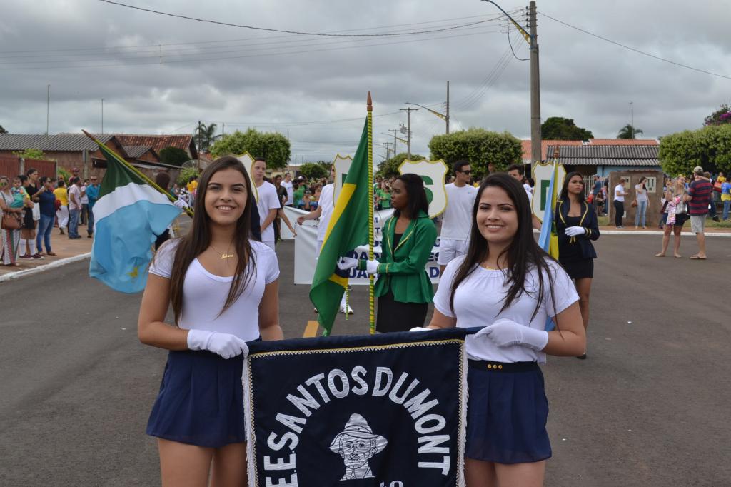 Desfile cívico fecha as comemorações do aniversário da cidade