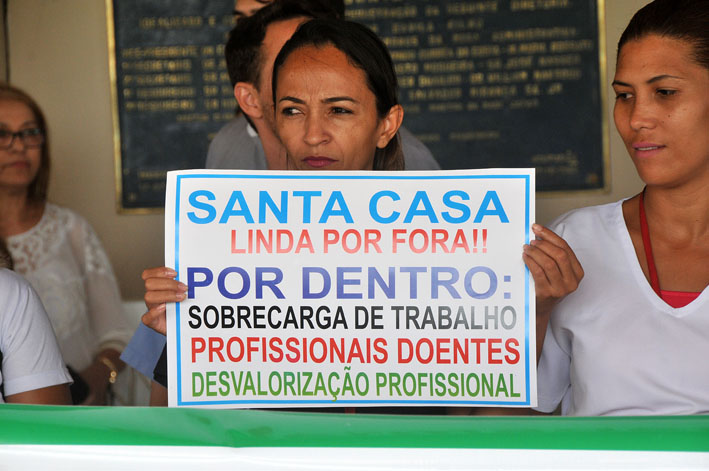 Profissionais se reuniram e votaram greve em assembleia - Foto: Valdenir Rezende/Correio do Estado