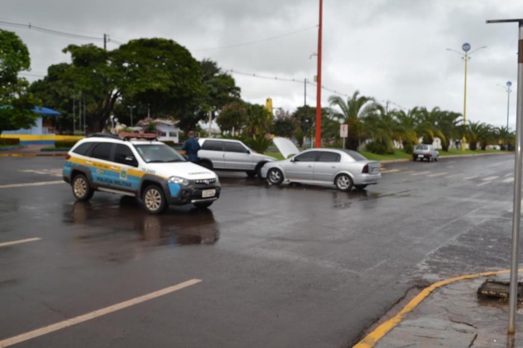 Agora: Batida entre dois veículos na avenida José Ferreira