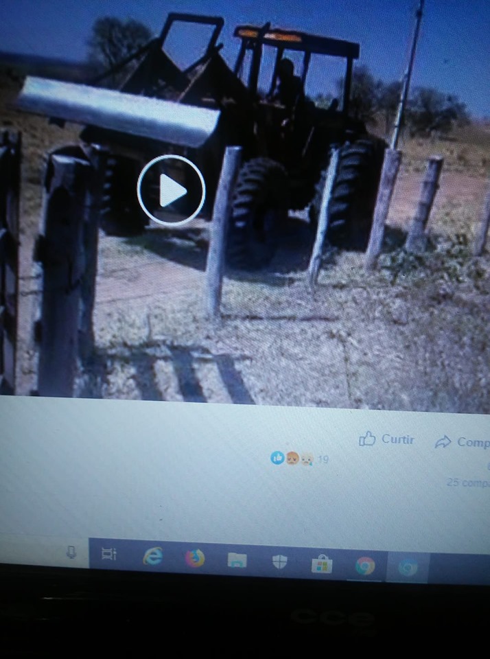 Momento em que o trator bloqueia a estrada.