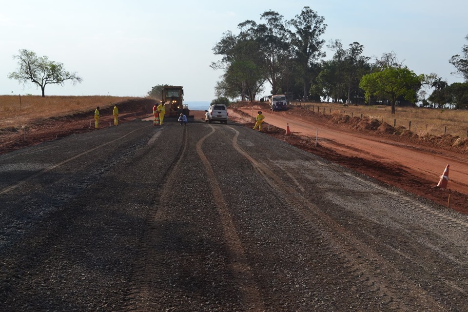 As obras de asfalto Costa Rica-Figueirão já ultrapassou o córrego cascavel