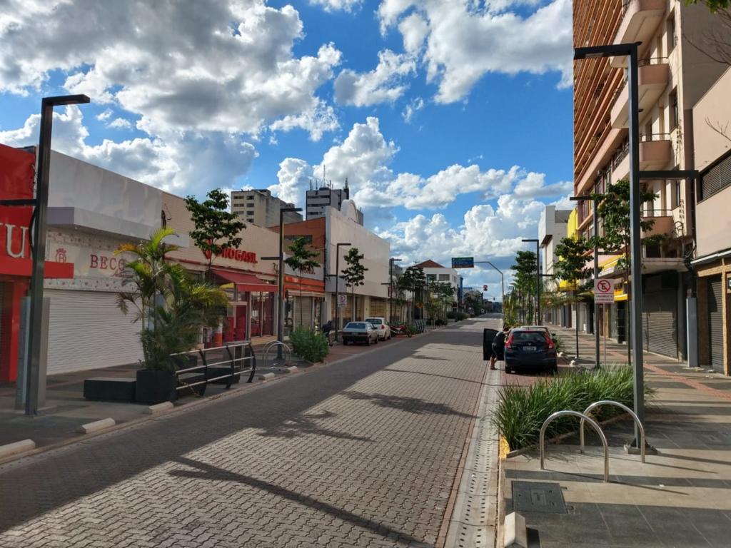 Rua 14 de julho em Campo Grande - comércio todo fechado.
