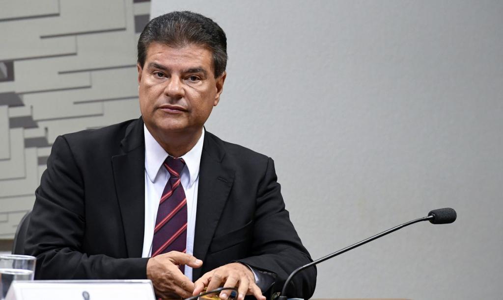 Senador que foi infectado com a COVID-19 crítica Presidente e defende permanência de Mandeta no cargo