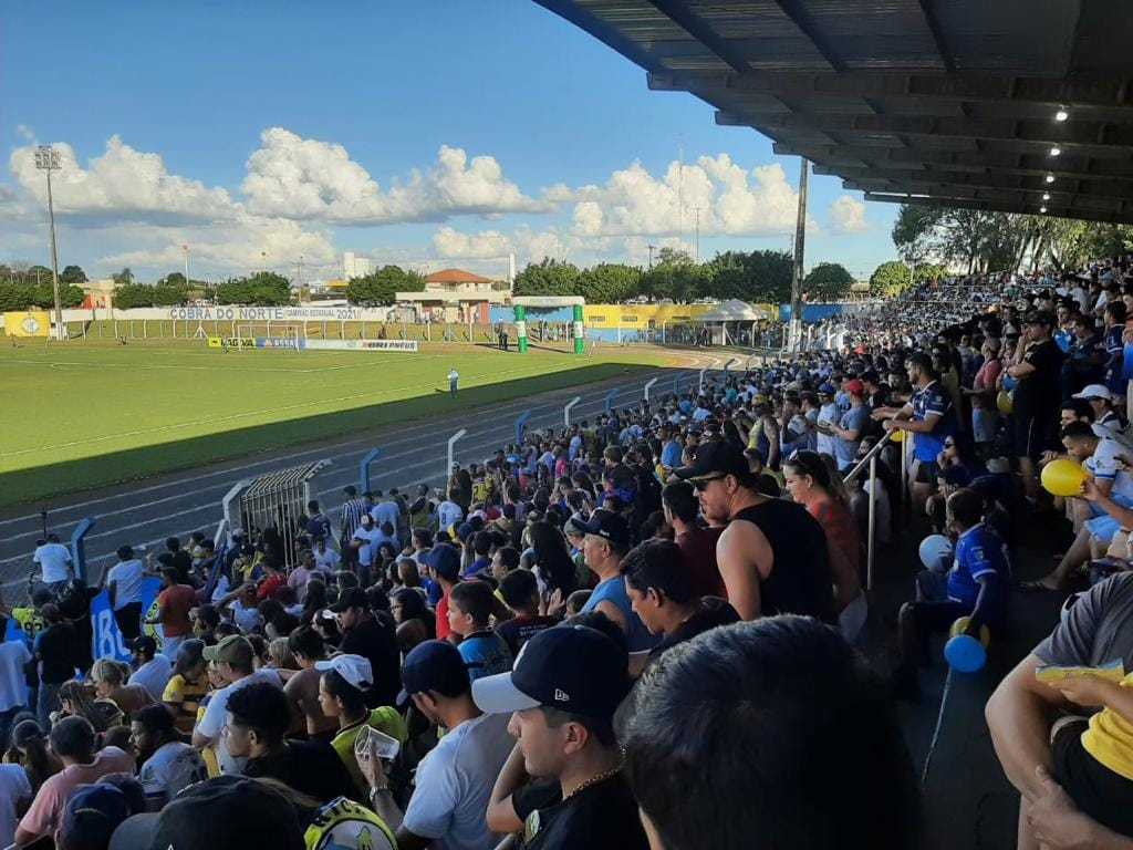 Arquibancadas lotadas no jogo final.