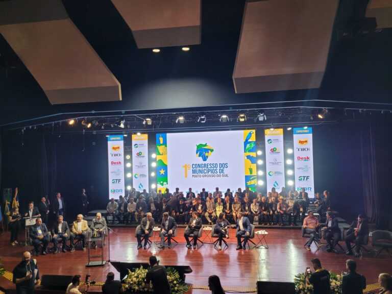 Riedel e Simone participaram da abertura do Congresso dos Municípios promovido pela Assomasul