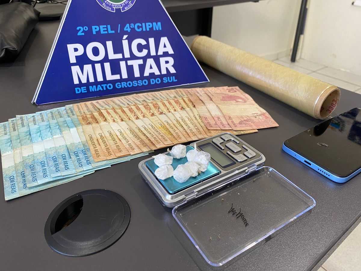 Dinheiro apreendido na casa do traficante.