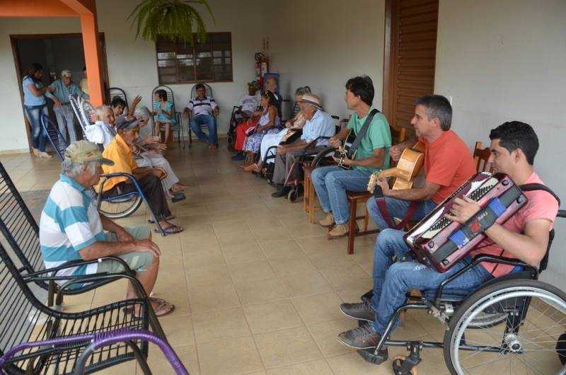 A dupla Augusto Cesar e Cristiano foram voluntariamente cantar para os idosos abrigado no Recanto dos Idosos de Costa Rica.