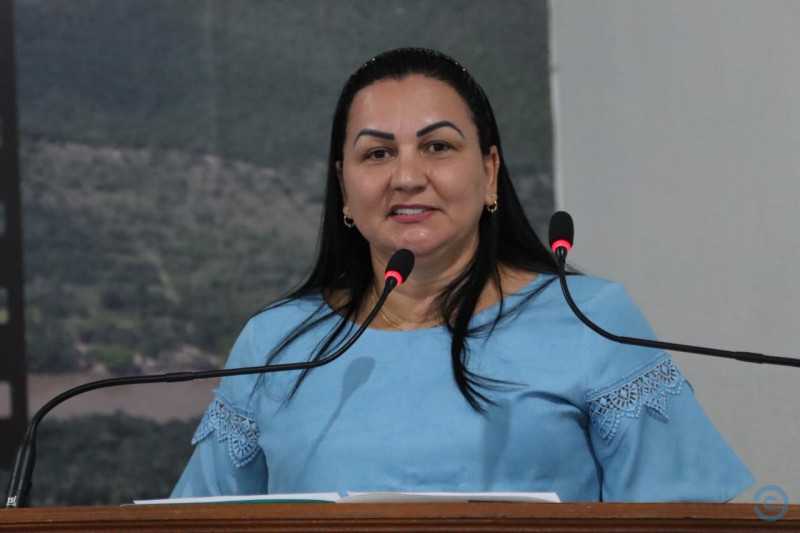 Vereadora Lourdes da Assistência Social. 