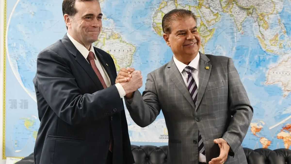 Embaixador paraguaio Juan Ángel Delgadillo em visita ao senador Nelsinho Trad (Ascom/Nelsinho Trad/Divulgação. 