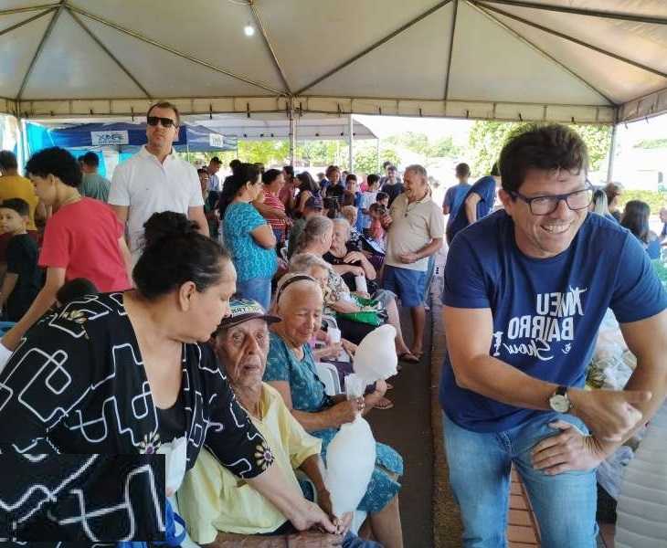 Prefeito Cleverson em momento de descontração junto a população local.