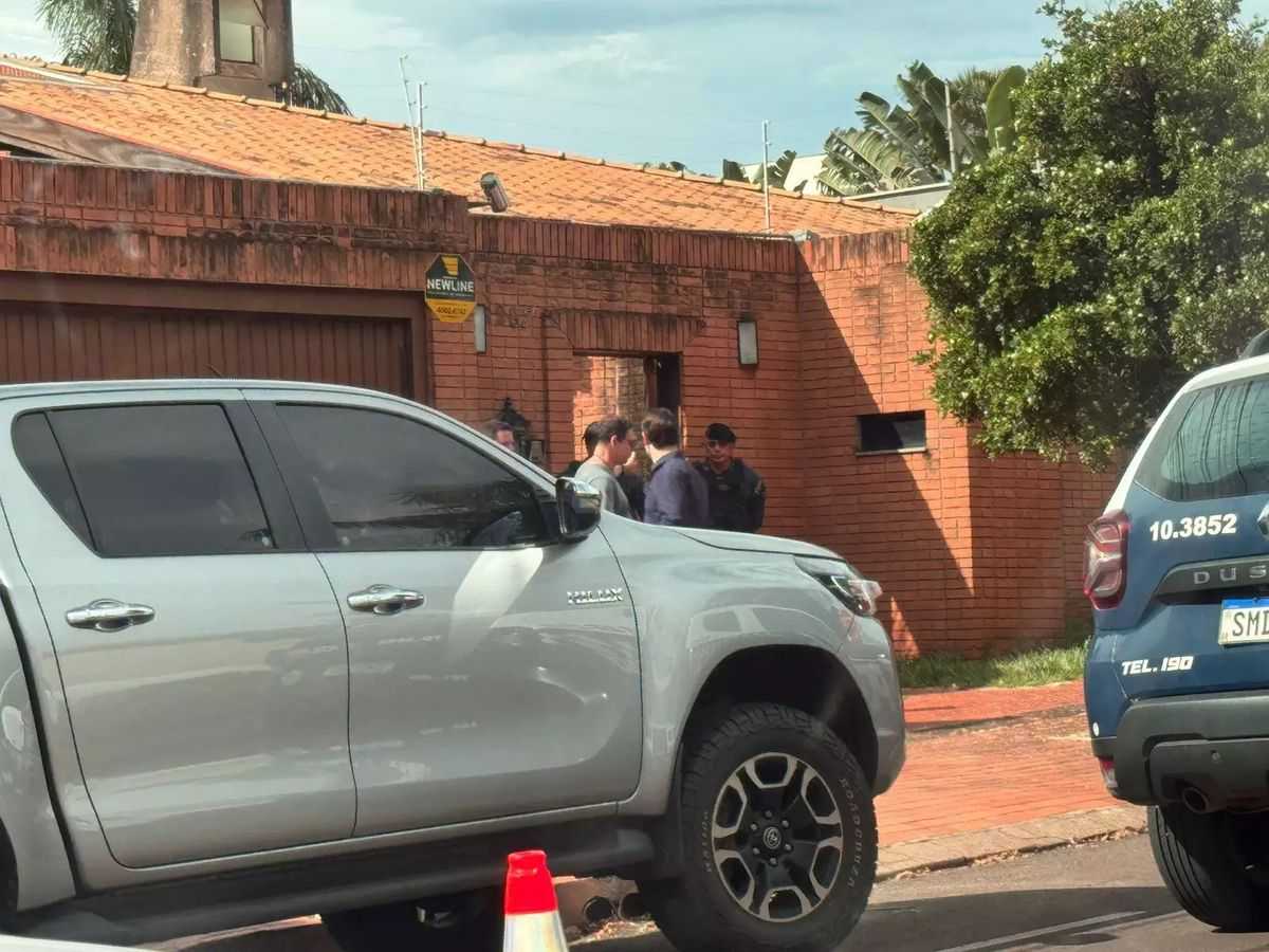 Equipes da Polícia Militar em frente a casa onde o crime ocorreu (Foto: Direto das Ruas)