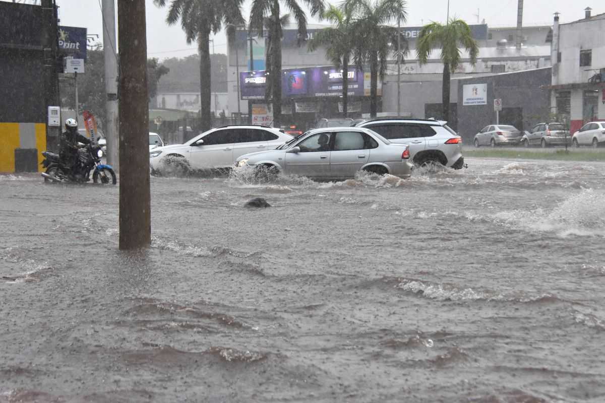 Água invadiu a calçada em vários pontos da região central - Foto: Gerson Oliveira / Correio do Estado