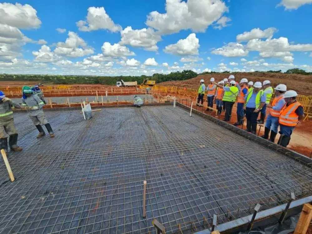 Visita técnica na área onde estão sendo construídas as casas para os funcionários (Foto: Reprodução Redes Sociais)... veja mais em https://www.campograndenews.com.br/cidades/interior/arauco-ergue-vila-com-casas-de-ate-215-m-para-trabalhadores