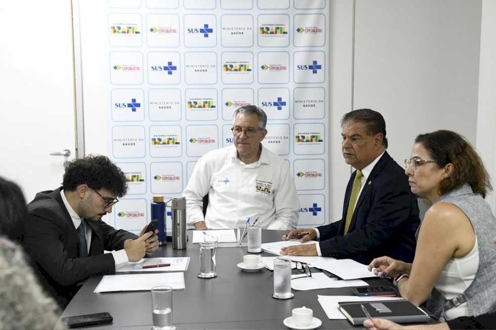 Senador Nelsinho Trad intensifica ação urgente por Dourados após calamidade por chikungunya .