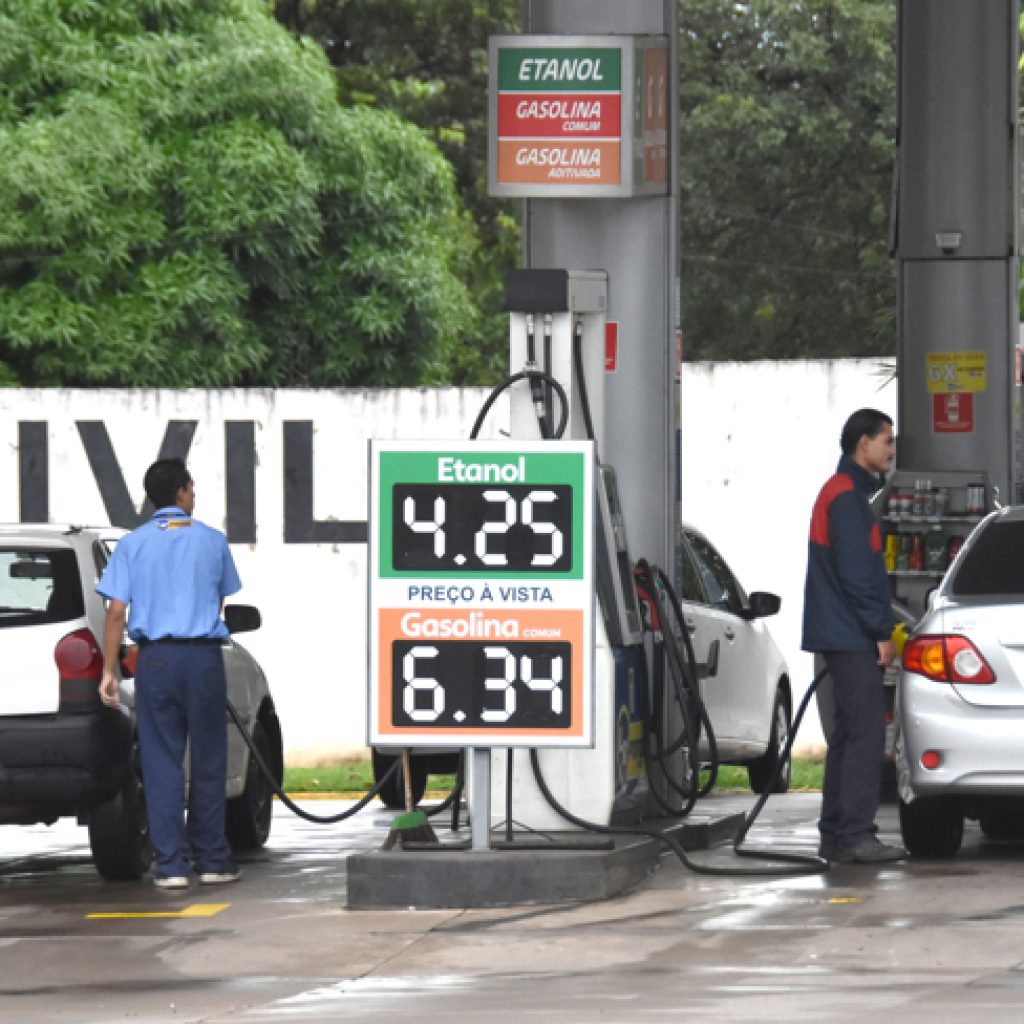Postos de gasolina atuam contra os consumidores, e não abaixam os preços nas bombas