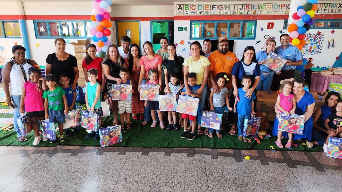 Prefeitura de Limeira de Oeste faz entrega de material escolar para Rede Municipal