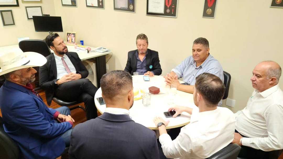 Deputado Raul Belém recebe prefeito e vereadores de Comendador Gomes na ALMG