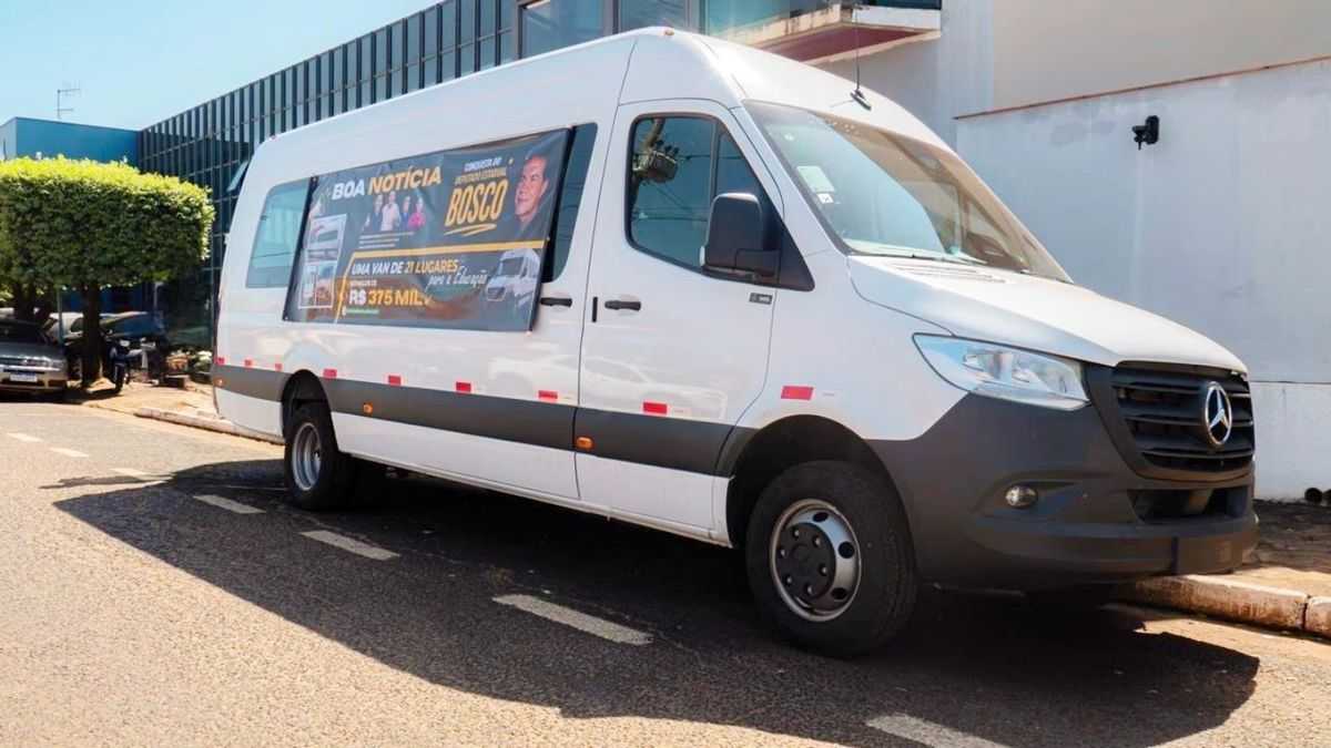 Itapagipe reforça transporte escolar com entrega de van 0km para Educação