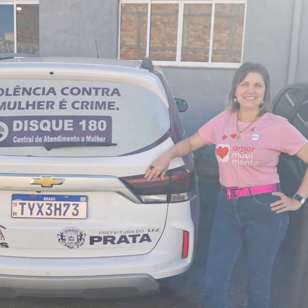 Mini van reforça políticas de proteção às mulheres e atendimento do CREAS