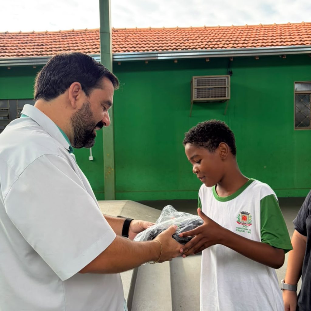 Frutal entrega chuteiras a alunos da rede municipal e amplia incentivo ao esporte