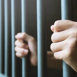 MÃE É CONDENADA A MAIS DE 48 ANOS DE PRISÃO POR OMISSÃO EM ABUSOS SEXUAIS CONTRA A PRÓPRIA FILHA, NO PRATA