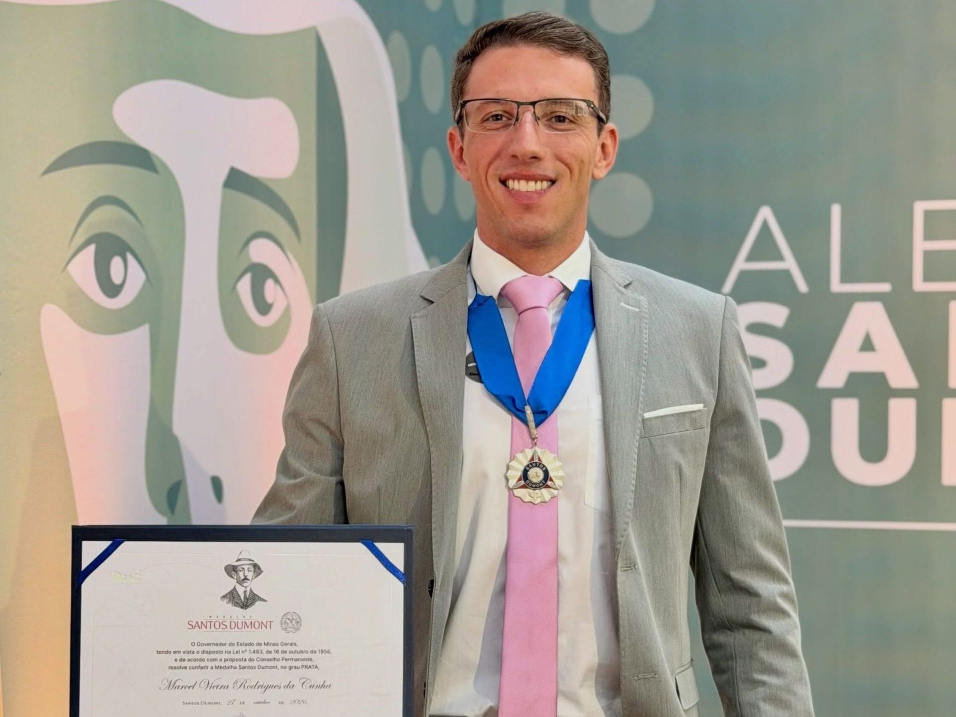 PREFEITO XEXÉU RECEBE MEDALHA SANTOS DUMONT E DESTACA O ORGULHO DE REPRESENTAR O PRATA