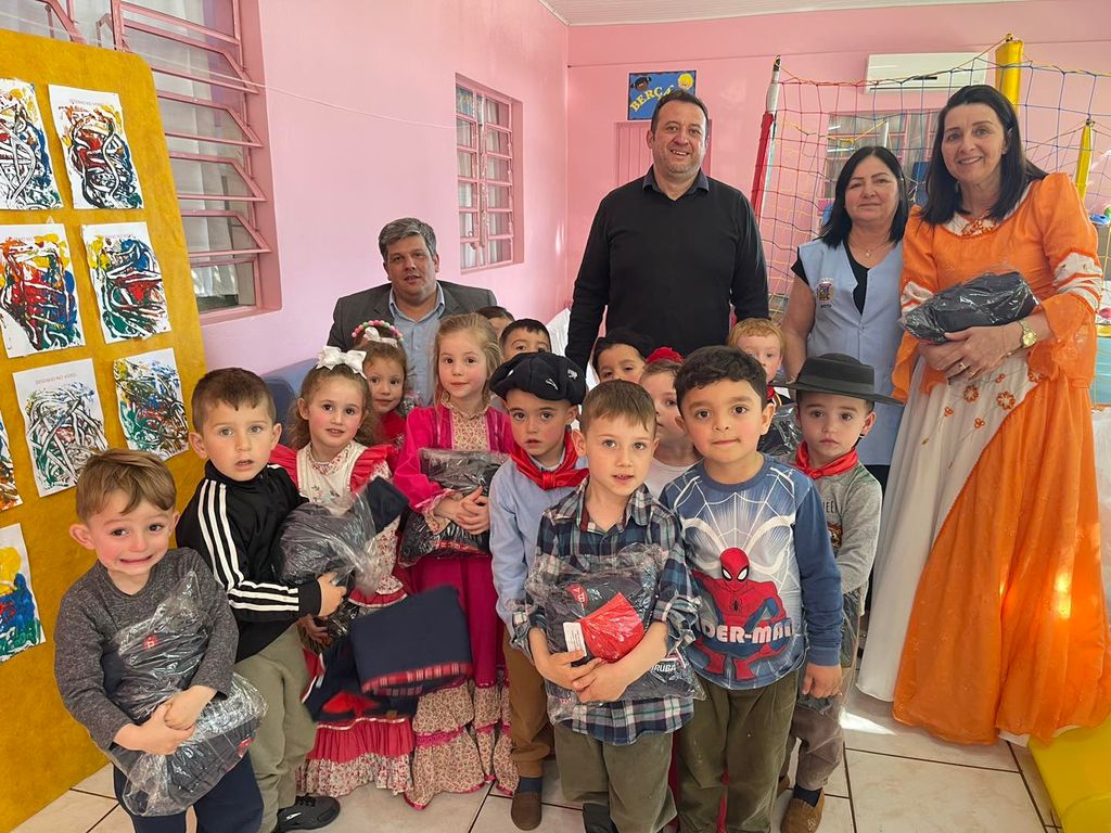 Mais de 2 mil uniformes forma distribuídos para alunos da rede municipal.