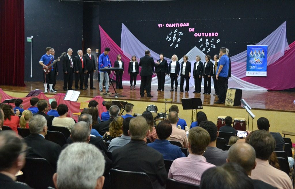 Cada grupo apresentará quatro músicas de repertórios nos mais variados estilos musicais em uma noite mágica.
