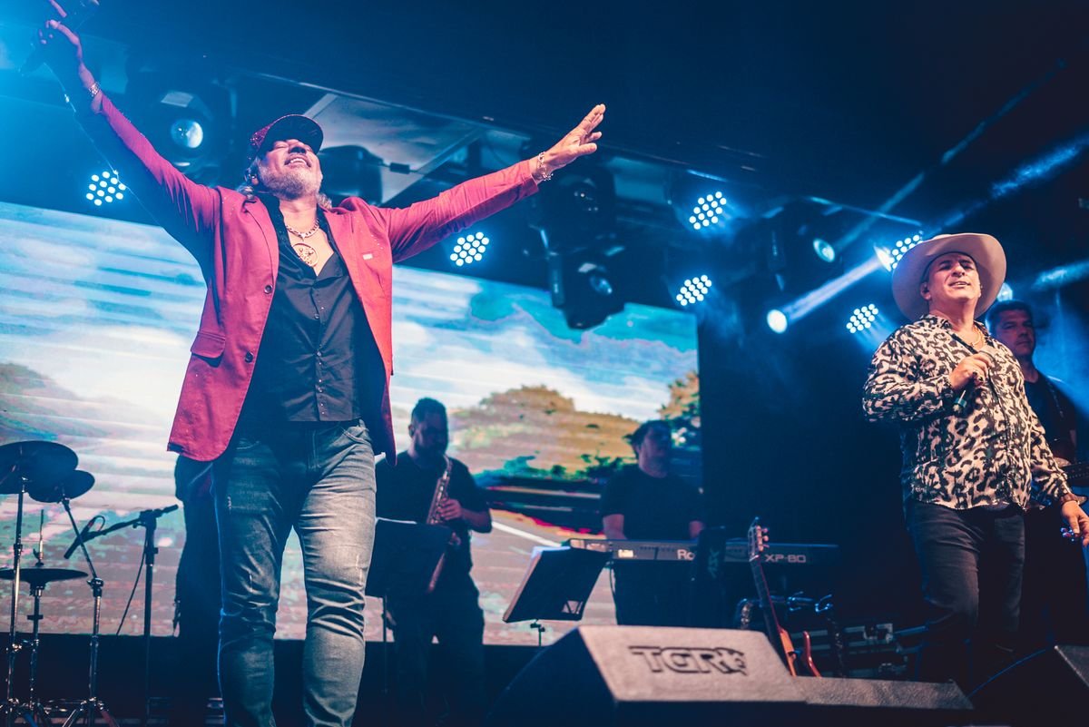 Show em homenagem aos 68 anos de Ibirubá reuniu gerações para celebrar a pitangueira do mato e cantar sucessos dos gargantas de ouro