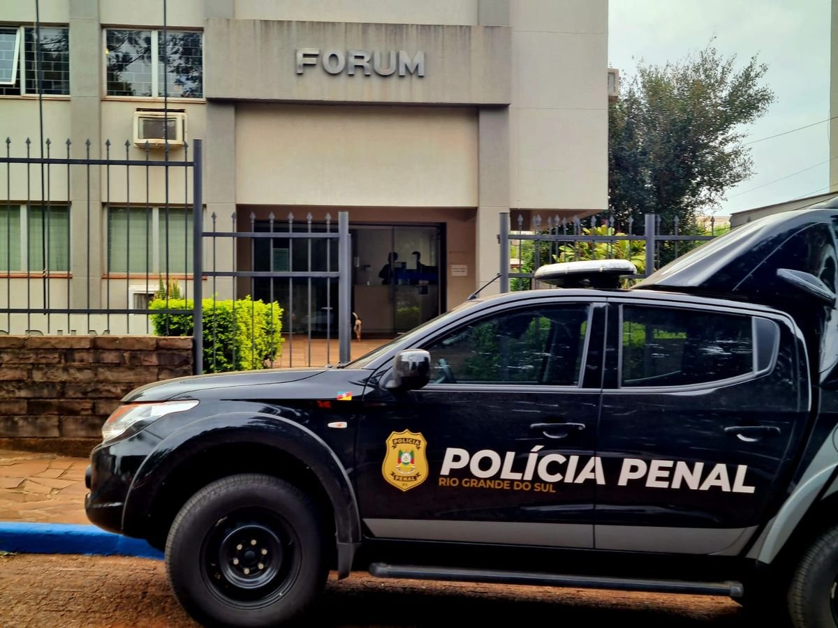 Se fora do prédio o ambiente era de tranquilidade, lá dentro emoção e indignação era o ambiente do julgamento. 