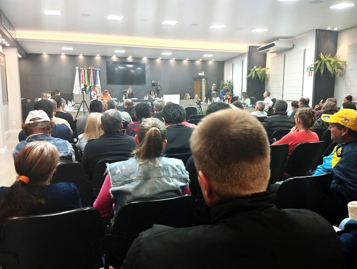 Debate fora do rito legislativo foi marcado por ataques, ofensas e falta de entendimento entre secretária e vereadores de Ibirubá