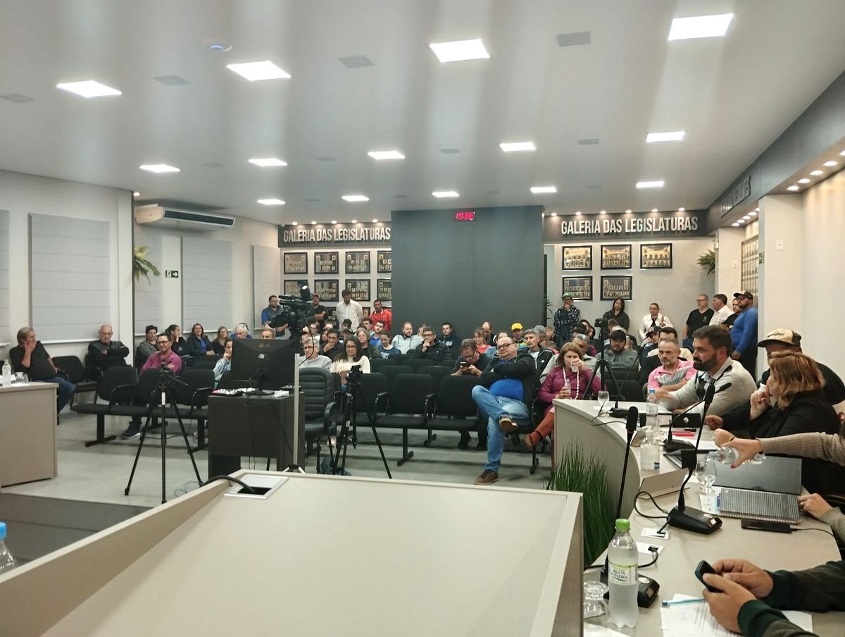 Debate fora do rito legislativo foi marcado por ataques, ofensas e falta de entendimento entre secretária e vereadores de Ibirubá