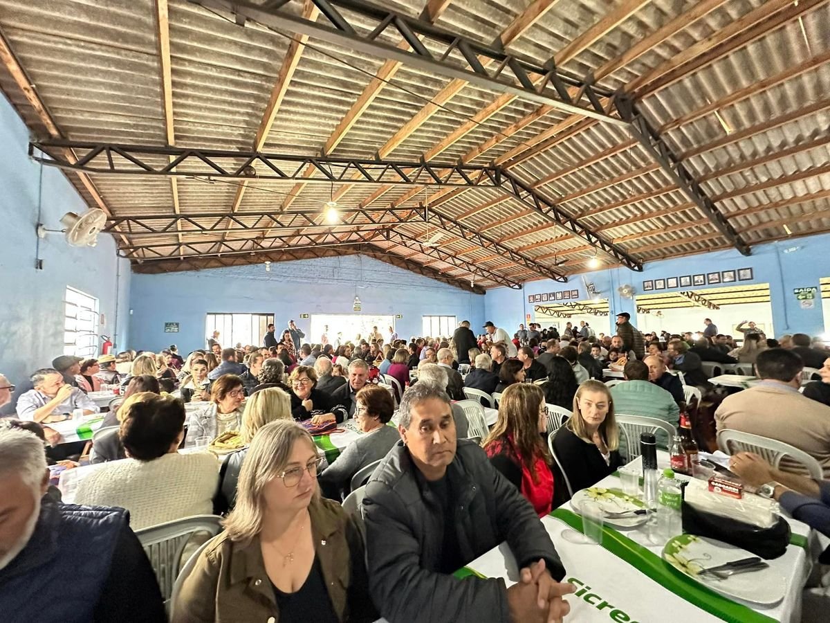 Evento reuniu mais de 400 pessoas em uma festa tradicional com almoço, venda de rifas e sorteio da torta.